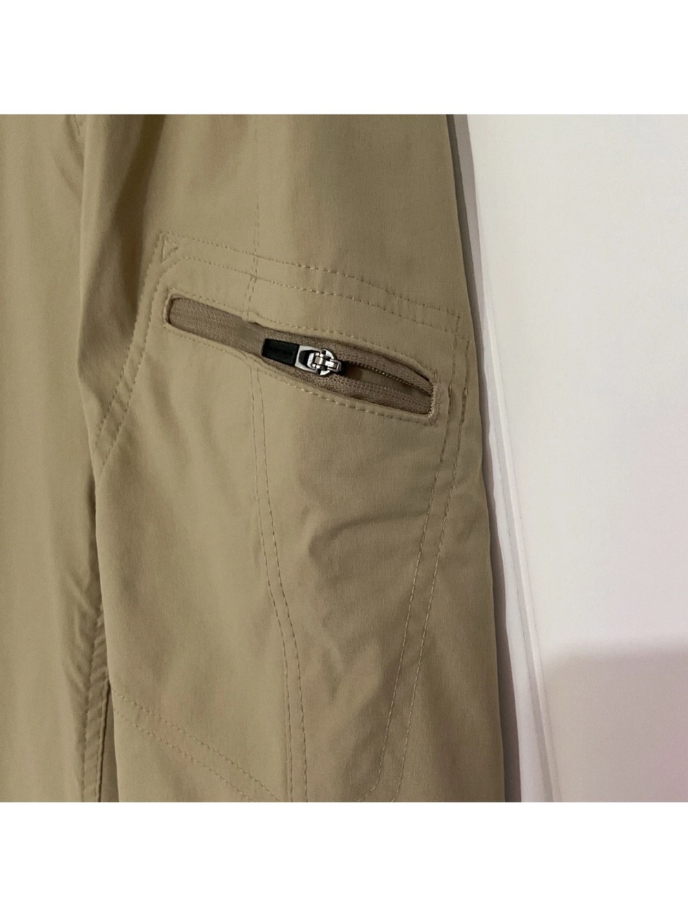 Eddie Bauer Womens Tan Capris with Zip Pocket - Picture 2 of 7